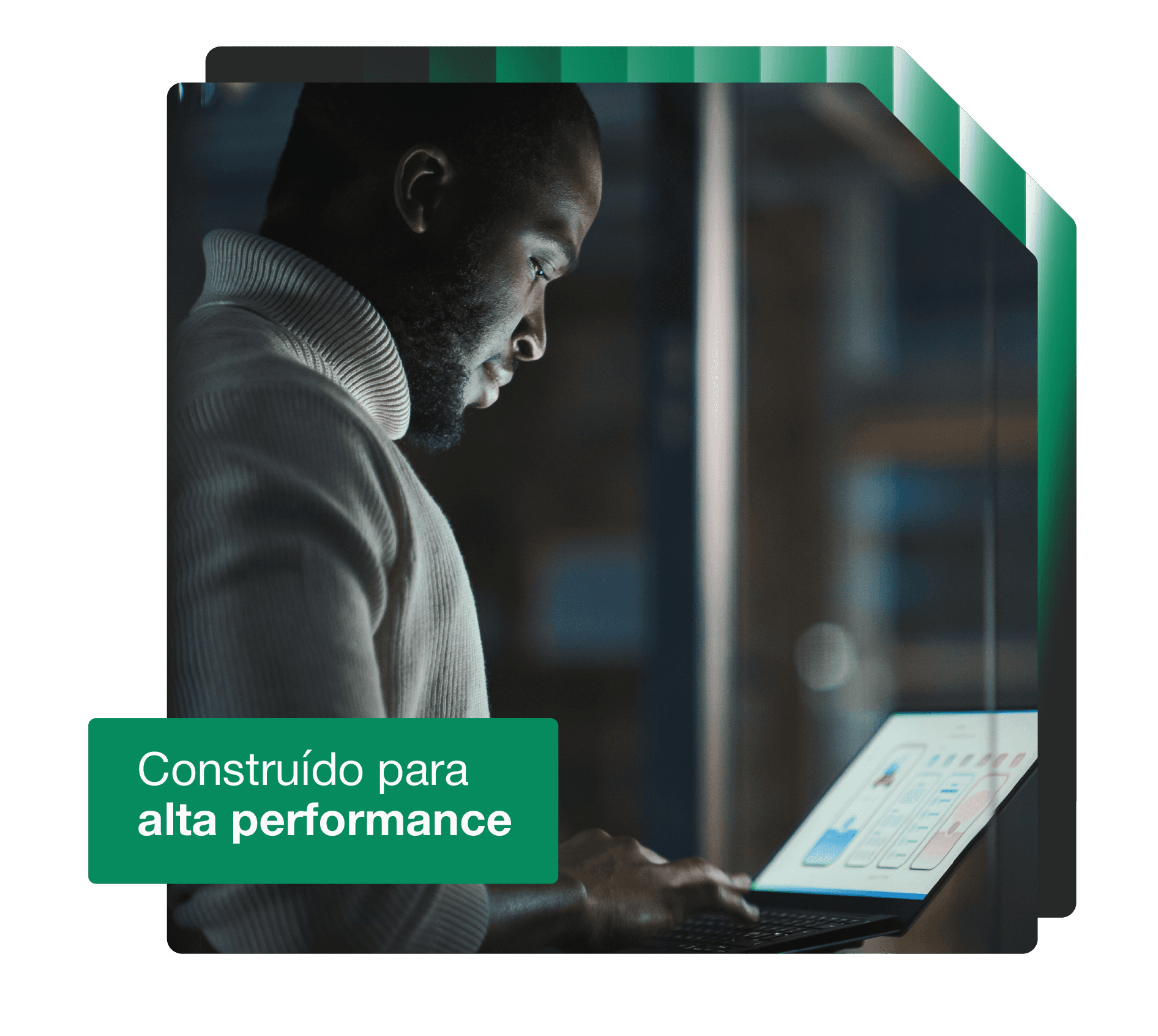 Homem conferindo dashboard